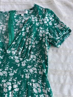 Shareen Collections Green Ditsy Floral V-Neck Mini Dress | S